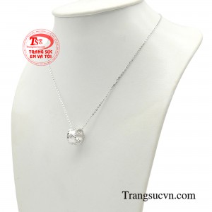 Điểm nhấn của bộ dây chuyền là thiết kế mặt dây hạt charm sáng lóng lánh vô cùng sang trọng và quyến rũ. 