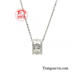 Màu sắc trắng sáng lóng lánh tôn lên vẻ trẻ trung, hiện đại, duyên dáng và nổi bật khi diện trên người bạn. 