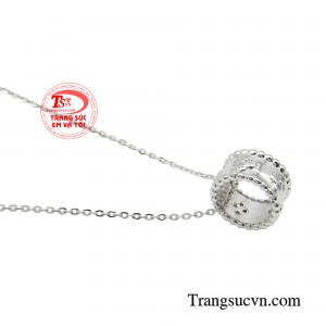 Dây chuyền hạt charm tôn lên vẻ nữ tính, duyên dáng, yêu kiều và nổi bật khi diện với bất kì loại trang phục nào.
