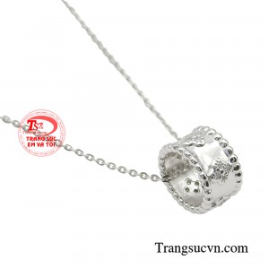 Bộ dây chuyền không chỉ là điểm nhấn cho phong cách mà còn là yếu tố mang đến điều may mắn, tốt lành.