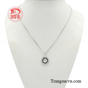 Bộ dây chuyền sapphire tỏa sáng là một kiệt tác đầy tính nghệ thuật, là sự hội tụ các giá trị thủ công truyền thống và công nghệ, là tài năng và kinh nghiệm của người nghệ nhân chế tác