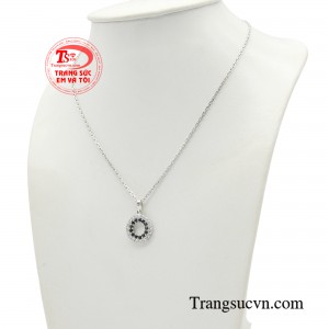 Là sự khắt khe trong việc lựa chọn những vật liệu quý hiếm với các viên đá quý đẹp nhất mang hình dáng, màu sắc, chất lượng, cùng giác cắt đặc biệt.