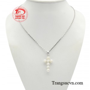 Bộ dây chuyền thánh giá ngọc trai với vẻ đẹp và đặc tính riêng biệt, trang sức ngọc trai mang đến cho người đeo một trải nghiệm tuyệt vời về sự thanh lịch và sang trọng.