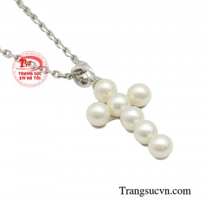 Không chỉ là bộ trang sức giúp bạn lộng lẫy hơn trong những buổi tiệc, ngọc trai còn dễ dàng phối hợp với các trang phục công sở thường ngày để cùng phái đẹp hoàn thiện diện mạo tự tin, xinh đẹp.