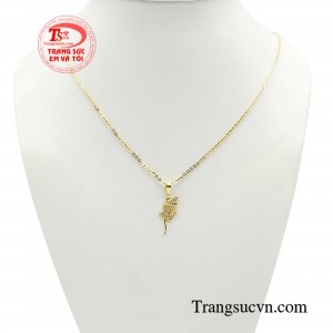 Bộ dây chuyền thiên thần với thiết kế tỉ mỉ, tinh xảo, ý tưởng mặt dây chuyền độc đáo khiến người nhìn không thể rời mắt.