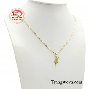 Sợi dây chuyền mảnh tạo nên cảm giác uyển chuyển, nhẹ nhàng.