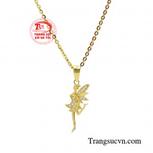 Nhất là khi phối với những chiếc đầm ngọt ngào chắc chắn ai nhìn vào cũng sẽ cảm nhận được một vẻ đẹp dịu dàng, quyến rũ, một tâm hồn tinh khôi của nàng.