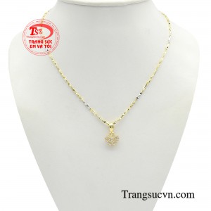 Bộ dây chuyền trái tim kiêu hãnh với tạo hình trái tim căng tròn như một tình yêu hạnh phúc.