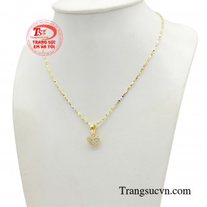 Mặt trái tim được nạm đá CZ lấp lánh giúp cho chiếc dây chuyền thêm phần lung linh.