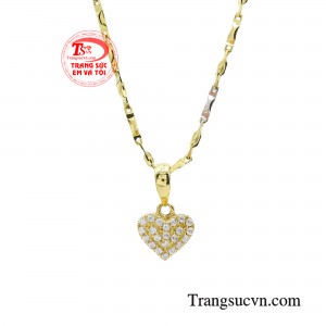 Bất cứ người phụ nữ nào cũng nên sở hữu một bộ dây chuyền trái tim - biểu tượng bất hủ của trang sức hiện đại.