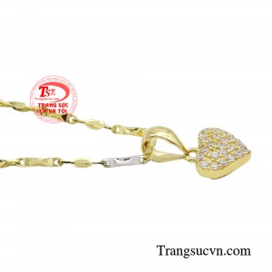 Không chỉ có hình khối đẹp, tăng tính thẩm mỹ cho thiết kế dây chuyền, trái tim còn là biểu tượng ý nghĩa, mang đến may mắn và hạnh phúc cho người đeo.