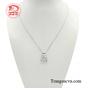 Bộ dây chuyền vàng trắng phong cách là phụ kiện hoàn hảo để thể hiện cá tính lẫn phong cách một cách tinh tế nhất. 