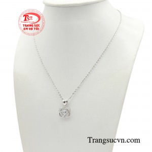 Một cô nàng diện trang phục đơn giản hay cá tính khi sở hữu bộ dây chuyền vàng trắng nữ lấp lánh thu hút mọi ánh nhìn. 