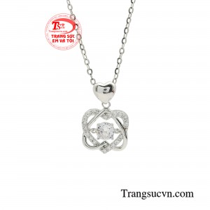 Vàng trắng còn là chất liệu dễ phối với nhiều phong cách khác nhau, cho nàng tha hồ thể hiện gu thẩm mỹ của bản thân.