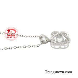 Dù diện trang phục nào bộ dây chuyền luôn là phụ kiện tuyệt vời giúp nàng tỏa sắc rạng ngời. 