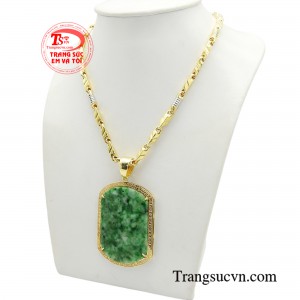 Nó còn khiến cho bất cứ ai có chút hiểu biết về ngọc sẽ không khỏi nung nấu ý chí muốn sở hữu. 