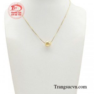 Bộ mặt dây charm nữ tính là những món phụ kiện nhỏ xinh được chế tác từ nhiều chất liệu vàng có độ bền và sáng bóng cao.