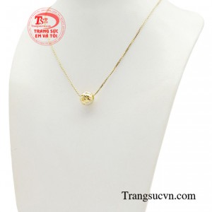 Với sự đa dạng và phong phú trong thiết kế, mặt dây charm nữ tính giúp bạn khẳng định phong cách và cá tính riêng biệt của bản thân. 