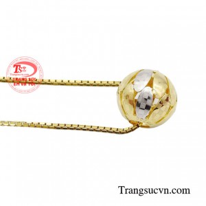Mặt dây charm có thể được kết hợp với nhiều loại vòng, dây chuyền, lắc tay khác nhau, tạo nên sự đa dạng và phong phú trong phong cách thời trang của bạn. 