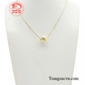 Bộ mặt dây charm tinh xảo là một sản phẩm độc đáo, tinh tế và sang trọng được chế tác từ vàng cao cấp.