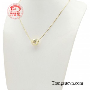  Mỗi mặt charm đều mang ý nghĩa riêng biệt, tượng trưng cho những điều tốt đẹp trong cuộc sống như: tình yêu, may mắn, sức khỏe, thành công. 