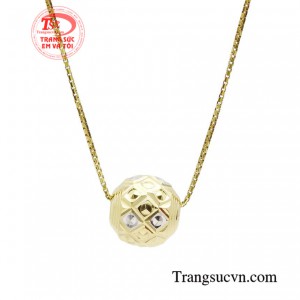 Bộ mặt dây charm tinh xảo có thể dễ dàng phối hợp với nhiều loại trang phục khác nhau, từ trang phục thường ngày đến trang phục dạ hội.