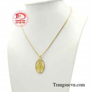 Bộ dây chuyền với hình Đức Mẹ Maria mang trái tim nhân hậu và bao dung cùng với ánh hào quang xung quanh đại diện cho sự soi sáng