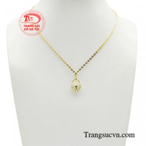 Bộ mặt dây ổ khóa trái tim được chế tác từ những chất liệu vàng cao cấp, với kiểu dáng đa dạng từ đơn giản thanh lịch đến cầu kỳ tinh xảo. 