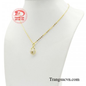 Mỗi đường nét trên ổ khóa và trái tim đều được chạm khắc tỉ mỉ, thể hiện sự nghệ thuật và tâm huyết của người thợ kim hoàn.