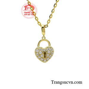 Khi kết hợp với nhau, mặt dây chuyền ổ khóa trái tim trở thành biểu tượng hoàn hảo cho tình yêu đích thực, bất chấp mọi thử thách thời gian.