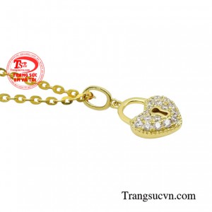 Mặt dây ổ khóa trái tim tượng trưng cho sự cam kết và chung thủy, trái tim lại đại diện cho tình yêu nồng nàn và vĩnh cửu.
