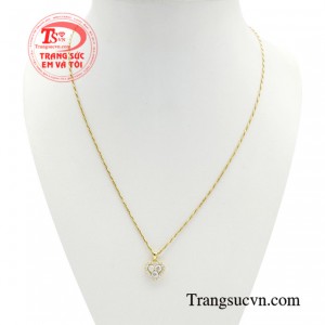 Bộ mặt dây phong cách cá tính được chế tác trên chất liệu vàng 18k kết hợp với các chi tiết đơn giản cũng đủ để tạo nên một bộ dây chuyền mang phong cách cá tính.