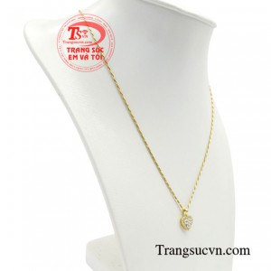 Chiếc mặt dây sử dụng nhiều những viên đá nhỏ lấp lánh hình trái tim cũng đủ rạng ngời và tỏa sáng.