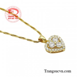  Bộ sản phẩm mang biểu tượng trái tim thuần khiết rất phù hợp với các cô nàng mơ mộng. 