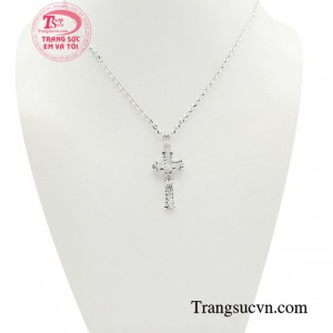 Bộ mặt dây thánh giá vàng trắng ấn tượng được thiết kế kiểu dáng mặt dây hình thánh giá vô cùng đa dạng, từ đơn giản, thanh lịch đến cầu kỳ, tinh xảo. 