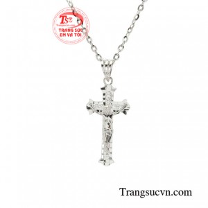 Mặt dây chuyền thánh giá không chỉ là món đồ trang sức mà còn mang ý nghĩa tâm linh to lớn, biểu tượng cho sự chiến thắng của cái thiện trước cái ác, ánh sáng trước bóng tối. 