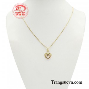 Bộ mặt dây trái tim cuốn hút được chế tác từ chất liệu vàng 18k cao cấp, đảm bảo độ bền đẹp và sáng bóng theo thời gian.