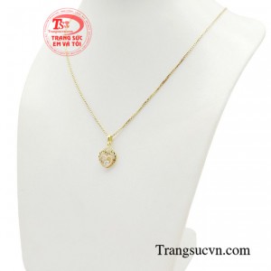 Mặt dây chuyền trái tim không chỉ là một món đồ trang sức đơn thuần, mà còn là biểu tượng vĩnh cửu của tình yêu, sự lãng mạn và sức hấp dẫn.