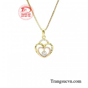 Sở hữu thiết kế tinh tế, sang trọng cùng đường nét mềm mại, uyển chuyển, mặt dây chuyền trái tim sẽ góp phần tôn vinh vẻ đẹp của người phụ nữ, khiến họ trở nên nổi bật và thu hút mọi ánh nhìn
