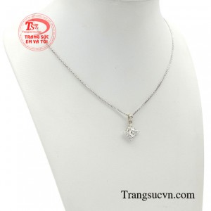 Từ kiểu dáng thiết kế đơn giản, thanh lịch đến những mẫu mã cầu kỳ, tinh xảo, tất cả đều được chế tác tỉ mỉ, sắc nét, tôn lên vẻ đẹp riêng biệt cho người đeo.