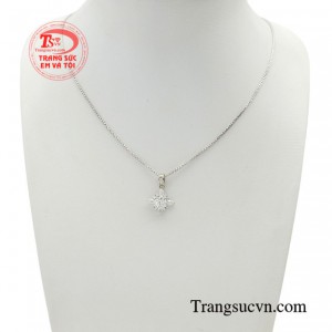 Bộ mặt dây vàng trắng đẹp này sở hữu thiết kế đầy tinh tế và sang trọng nhằm thu hút mọi ánh nhìn giúp nàng nổi bật hơn giữa đám đông.