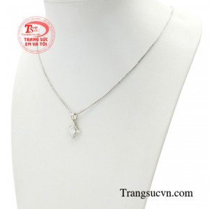 Bộ mặt dây vàng trắng là món phụ kiện hoàn hảo cho mọi người trong các buổi đi chơi, dạo phố đến những sự kiện quan trọng. 