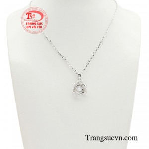 Bộ mặt dây vàng trắng quý cô được thiết kế với phong cách hiện đại, thanh lịch, mang đậm dấu ấn thời trang.