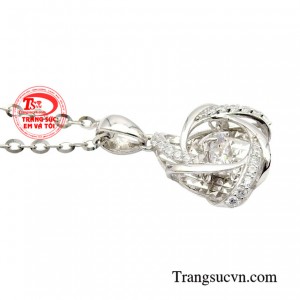 Các đường nét thiết kế mềm mại, uyển chuyển, tạo nên vẻ đẹp nhẹ nhàng, tinh tế cho người đeo.