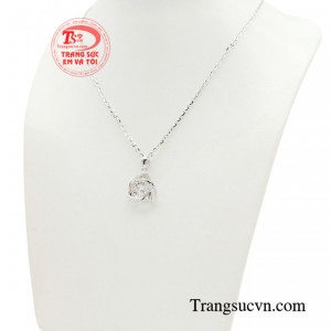 Mặt dây được chế tác từ vàng trắng cao cấp, sáng bóng, với độ hoàn thiện cao đến từng chi tiết nhỏ nhất.