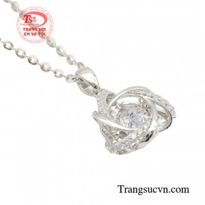 Sản phẩm có thể kết hợp hoàn hảo với mọi trang phục, từ trang phục công sở thanh lịch đến trang phục dự tiệc sang trọng để quý cô sẽ luôn tỏa sáng rực rỡ với bộ trang sức tinh tế này.