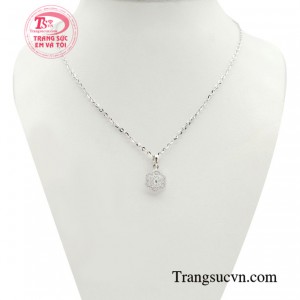 Bộ mặt dây vàng trắng tỏa sáng được chế tác trên chất liệu vàng Ý 18k có khả năng chống xỉn màu, chống gỉ sét tốt, giúp giữ cho sản phẩm luôn sáng mới theo thời gian.