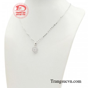 Từ kiểu dáng thiết kế đơn giản, thanh lịch đến những mẫu mã cầu kỳ, tinh xảo, tất cả đều được chế tác tỉ mỉ, sắc nét, tôn lên vẻ đẹp riêng biệt cho người đeo. 