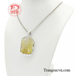 Hình ảnh Đức Phật được chạm khắc tỉ mỉ, tinh tế, toát lên vẻ thanh tao, trang nghiêm nhưng cũng không kém phần hiền hòa.