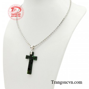 Mặt thánh giá được chạm khắc tỉ mỉ, tinh tế, với đường nét mềm mại, thanh tao thể hiện một cách trang nghiêm, biểu tượng cho sự hy sinh cao cả và tình yêu thương vô bờ bến.